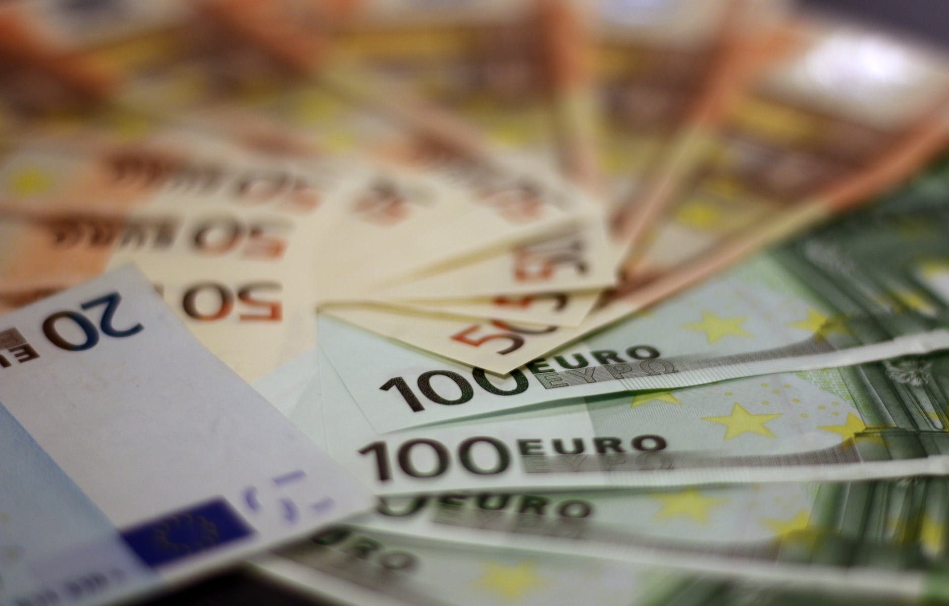 Diverse banconote di euro sparse su un tavolo indicano quante migliaia di euro spendiamo per i contratti di affitto